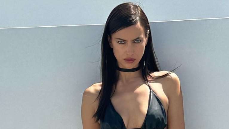 Χάρμα οφθαλμών: Η Ιρίνα Σάικ δείχνει την άγρια ομορφιά της με μπικίνι και ψηλοτάκουνα μποτάκια