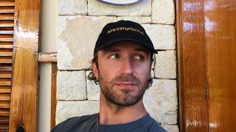 Τεό Νιάρχος: Στη Σπετσοπούλα με την κούκλα σύντροφό του ο &quot;χρυσός&quot; κληρονόμος [Εικόνες]