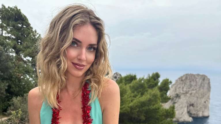 Κιάρα Φεράνι: Ποζάρει στο κοσμοπολίτικο Κάπρι με φόρεμα της Σίλιας Κριθαριώτη - Το βαθύ ντεκολτέ και η ολόγυμνη πλάτη