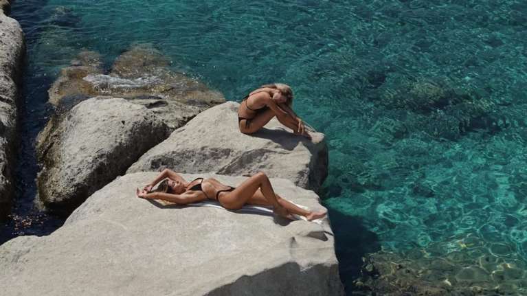 Η Κλέλια Ανδριολάτου αγκαλιά με τη Βάσια Κωσταρά στην Κίμωλο: Πόζες στους βράχους με μαύρα μπικίνι [εικόνες]