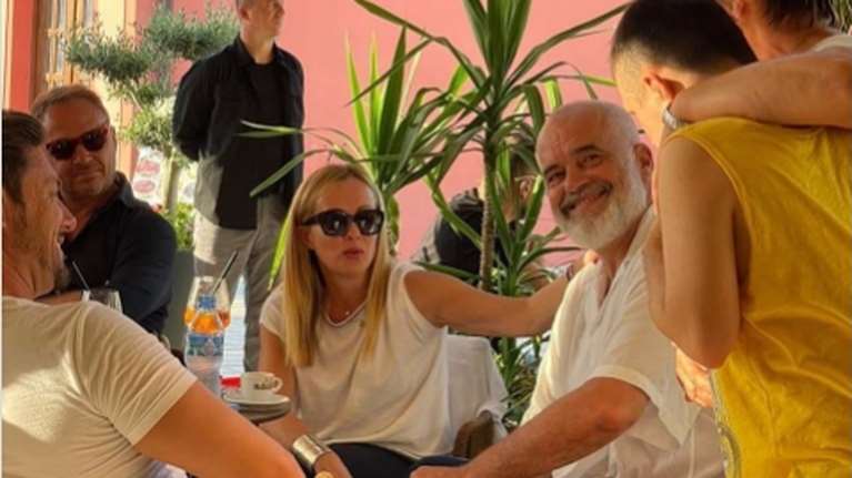 &quot;Πλήρωσε τον λογαριασμό αυτών των ηλιθίων&quot;: Η Τζόρτζια Μελόνι κάλυψε το φέσι Ιταλών σε εστιατόριο της Αλβανίας