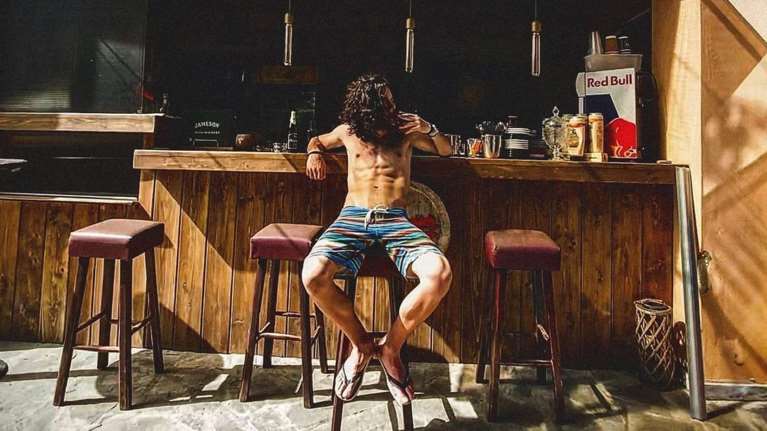 Άγγελος Λάτσιος: Ο γιος της Ελένης Μενεγάκη έχει κοιλιακούς φέτες