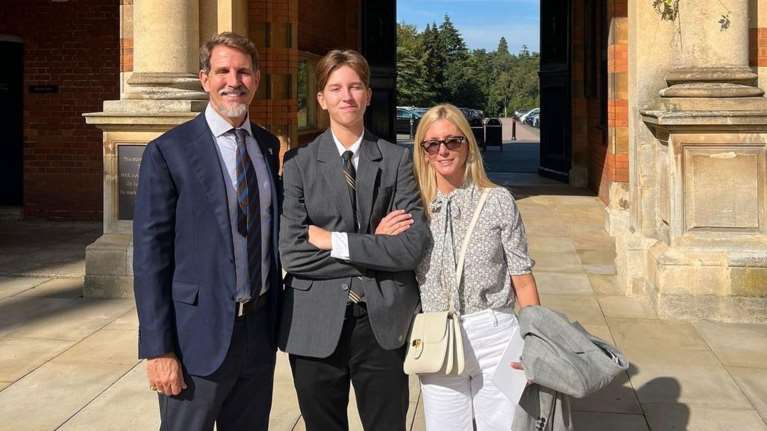 Παύλος - Μαρί Σαντάλ: Ο γιος τους Αριστείδης μέσα στον πολύ λιτό κοιτώνα που θα μείνει στο οικοτροφείο