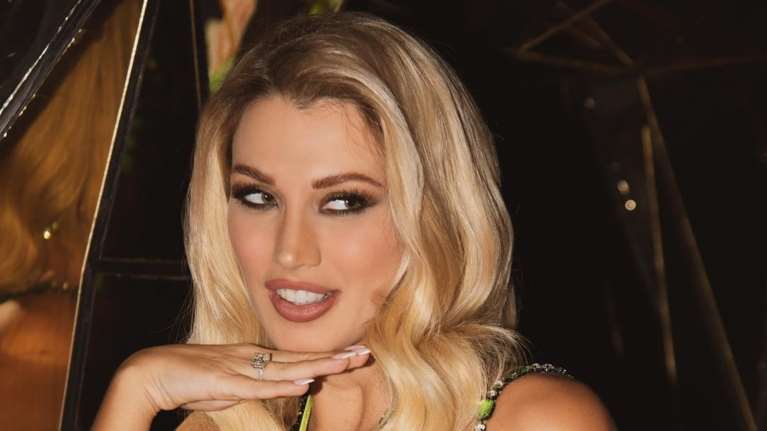 Παντρεύεται με πολιτικό γάμο και μίνι νυφικό σε στενό οικογενειακό κύκλο η Κωνσταντίνα Σπυροπούλου