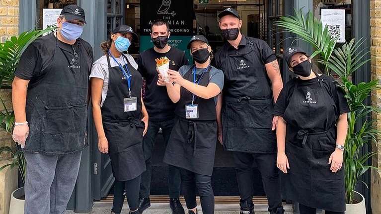 &quot;Ο Αθηναίος&quot;: Το καλύτερο εστιατόριο στη Βρετανία είναι ελληνικό - Βραβεύτηκε για το εξαιρετικό του σουβλάκι [Εικόνες]