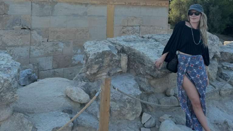 Ευγενία Νιάρχου: Εντυπωσιασμένη από την Κνωσό - Οι ξένοιαστες διακοπές στην Κρήτη [εικόνες]
