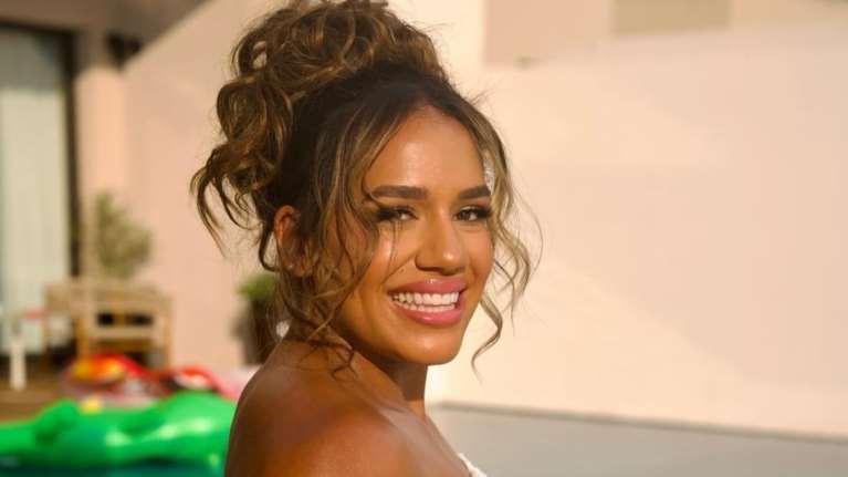 Μαράια Αντετοκούμπο: Η εμφάνισή της στο πάρτι του γάμου της με λευκό στράπλες φόρεμα με παγιέτες και φτερά μαραμπού