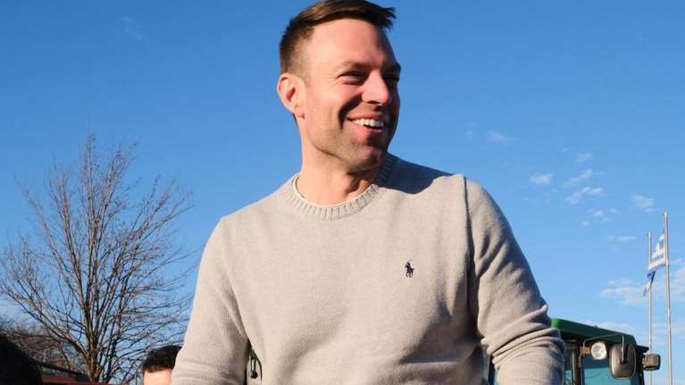 Κασσελάκης πάνω στο τρακτέρ: Του είπαν ότι είναι "Στάγιερ" κι' αυτός άκουσε "Στάλιν"... [βίντεο]