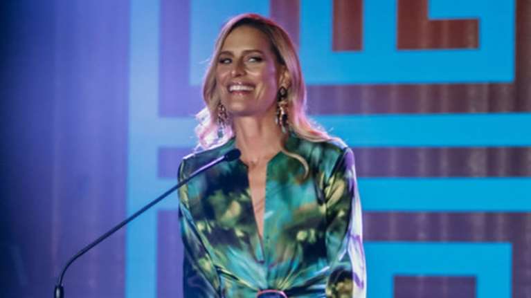 Η Τατιάνα Μπλάτνικ πίνει τον πρωινό καφέ της στο υπνοδωμάτιο της