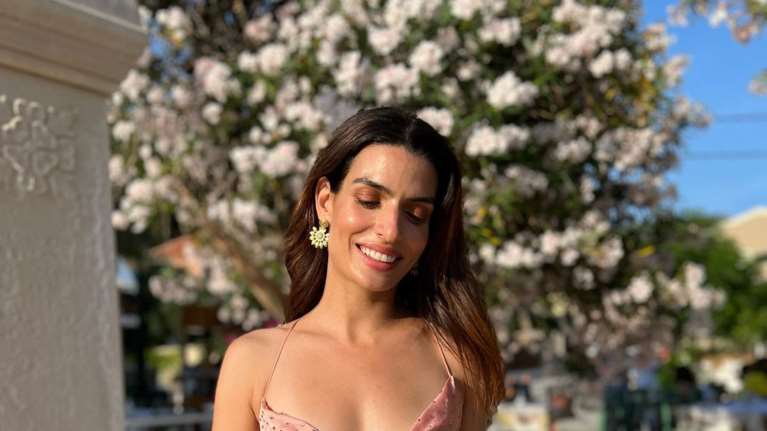 Τόνια Σωτηροπούλου: Αιθέρια στις Αλπεις - Με το πιο κομψό φλοράλ, ρομαντικό φόρεμα [εικόνες]