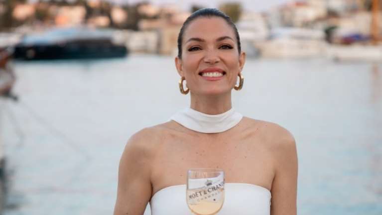 Βίκυ Καγιά: Birthday beach party με τα μαγιό στη Μύκονο με Μπιάνκα, Κάρολο και Μαρίνα Βερνίκου