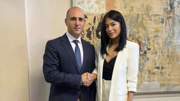 Ο Μπογδάνος καρφώνει τη Λατινοπούλου ότι δεν υιοθετεί τα περί συγκάλυψης στα Τέμπη: &quot;Δεκανίκι του μητσοτακισμού&quot;