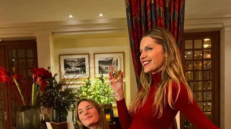 Ευγενία Νιάρχου: Super glam χριστουγεννιάτικη εμφάνιση στο Saint Moritz - Με την αδελφή της [εικόνες]