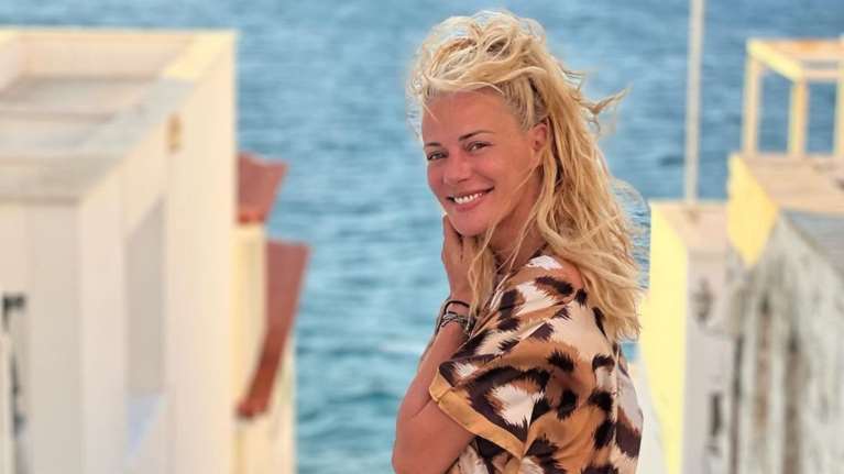 Ζέτα Μακρυπούλια: Στην Άνδρο με... &quot;ευφάνταστα χτενίσματα!&quot;