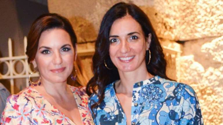 Όλγα Κεφαλογιάννη: Η εμφάνιση με την αδελφή της Χριστίνα - Το μίνι φλοράλ φόρεμα και οι εσπαντρίγιες