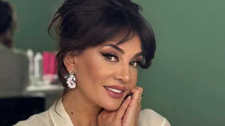 Η Ματσούκα ποζάρει με αποκαλυπτικό λευκό φόρεμα και αποκαλύπτει: "Εγώ πλησίασα πρώτη τον Πέτρο - Είμαι υπεράνω χρημάτων..."