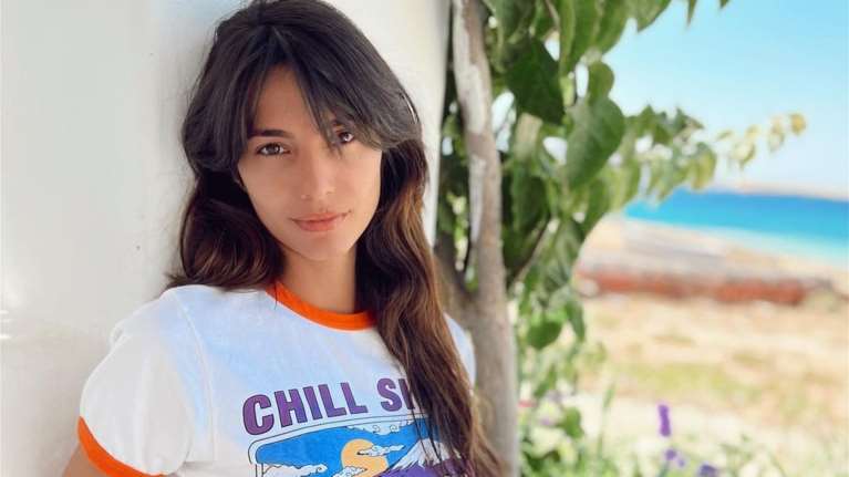 Ηλιάνα Παπαγεωργίου: Στην πισίνα με διχτυωτό λευκό φόρεμα - Το wet look που εντυπωσίασε [εικόνες]