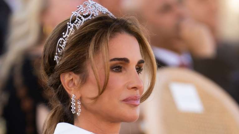 Η τιάρα της βασίλισσας Ράνια: Το περίτεχνο σχέδιο με τα αραβικά γράμματα και το μήνυμα που έγραφε