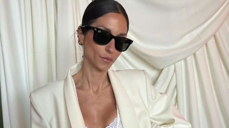 Σοφία Καρβέλα: Ποζάρει με το 90&#39;s μαγιό της στην πισίνα της Άννας Βίσση στην Κηφισιά