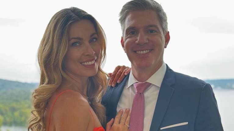 Μαριέττα Χρουσαλά: Εντυπωσιακή με neon φόρεμα σε κοσμικό γάμο στη Λίμνη Ματζόρε στα σύνορα Ιταλίας και Ελβετίας