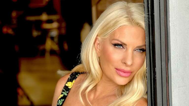 Η Ελένη Μενεγάκη όπως δεν την έχουμε ξαναδεί: Εντελώς ατημέλητη μετά τη θάλασσα - Η απόλυτη φυσική ομορφιά