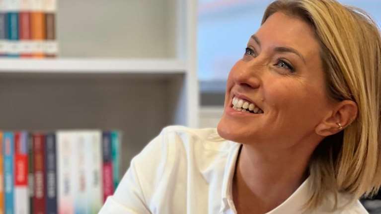 Η Σία Κοσιώνη σε ρόλο ψήστη: Η φωτογραφία με το τεράστιο κοκορέτσι