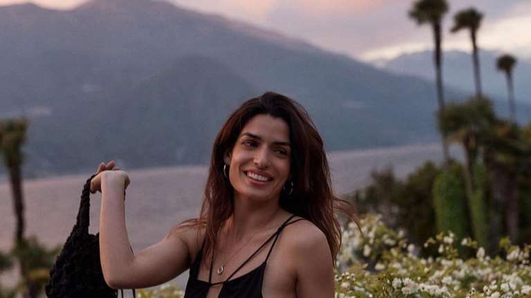 Η Τόνια Σωτηροπούλου έλαμψε σε γάμο: Με ροζ, μακρύ slip dress και μοναδικά κοσμήματα [εικόνες]