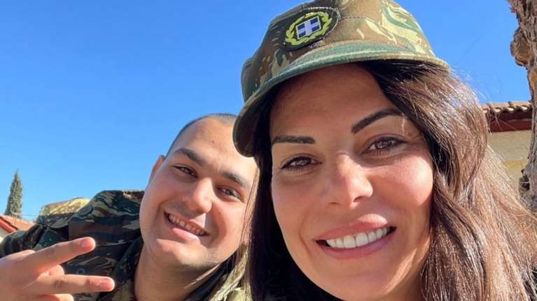 Η Εύη Βατίδου στα χακί- Επισκεπτήριο στο στρατόπεδο που υπηρετεί ο γιος της