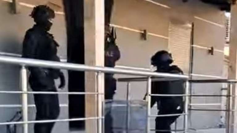 Έφοδος της ΕΛ.ΑΣ. στο Ζεφύρι: 10 συλλήψεις [βίντεο]