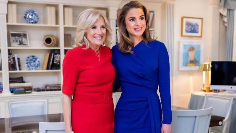 Τα κομψά μονόχρωμα looks της Ράνια &amp; της Μπάιντεν: Safe και chic σε κόκκινο και royal blue