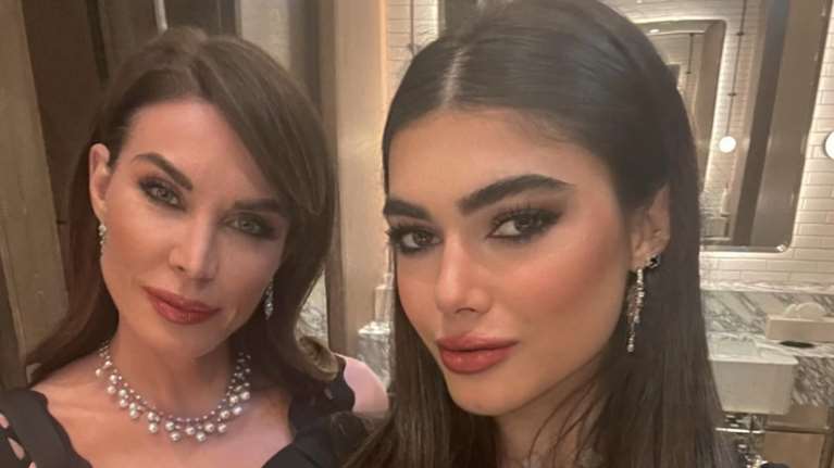 Τατιάνα Στεφανίδου - Λυδία Ευαγγελάτου: Μαμά και κόρη με μαύρα φορέματα και glam looks στο ρεβεγιόν