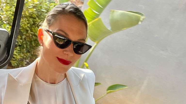 Μια θεά στο Σεν Τροπέ η Βίκυ Καγιά: Το στιλάτο beach look και η κοσμοπολίτικη παραλία με τις απίθανες Gucci ξαπλώστρες