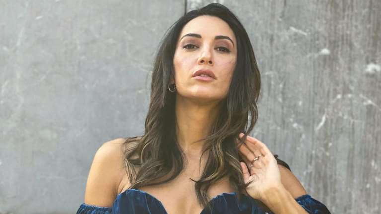 Ευγενία Σαμαρά: Casual και στιλάτη στην Αθήνα - Το ριγέ πουκάμισο που συνδύασε με oversized blazer