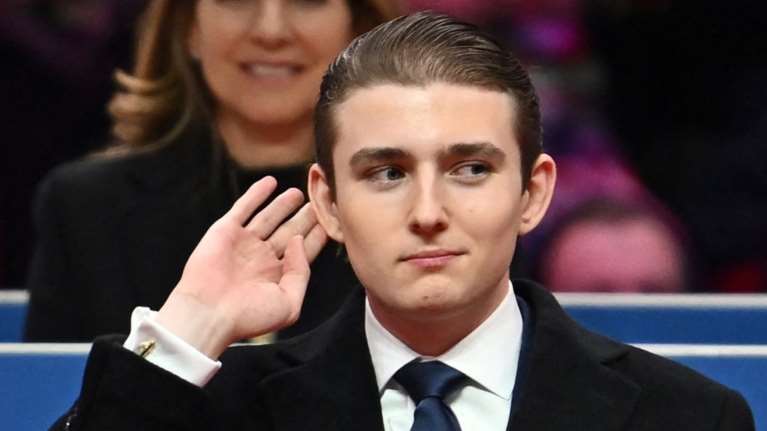 Ορκωμοσία Τραμπ: Η ευγενική χειραψία του 18χρονου Μπάρον με τον Μπάιντεν και η αποθέωση στα social media