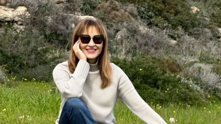 Η Μάρα Ζαχαρέα στο αεροδρόμιο για τις διακοπές του Πάσχα - Το εκδρομικό look της [εικόνα]