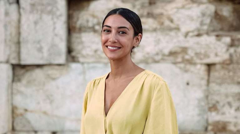 Ευγενία Σαμαρά: Ποζάρει σαν αρχαία Ελληνίδα στη Σαμοθράκη - Πανέμορφη, με λευκό φόρεμα [εικόνες]