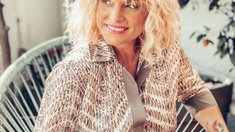 Ελεωνόρα Ζουγανέλη: H σπάνια και γλυκιά φωτογραφία από τα παιδικά της χρόνια - Ποζάρει με τους γονείς της σε ηλίκια 10 ετών