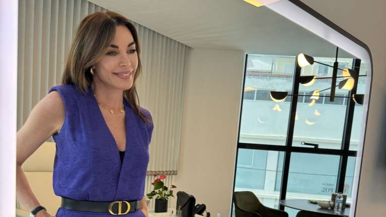 Η Τατιάνα Στεφανίδου ποζάρει μέσα στο minimal ασπρόμαυρο γραφείο της: Η Louis Vuitton ατζέντα που έδωσε χρώμα στον χώρο