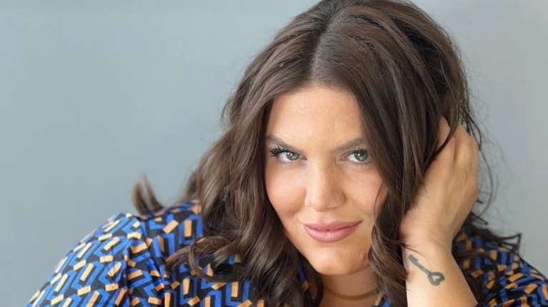 Η Δανάη Μπάρκα ποζάρει με μαύρα εσώρουχα στην κουζίνα του σπιτιού της και αποθεώνεται