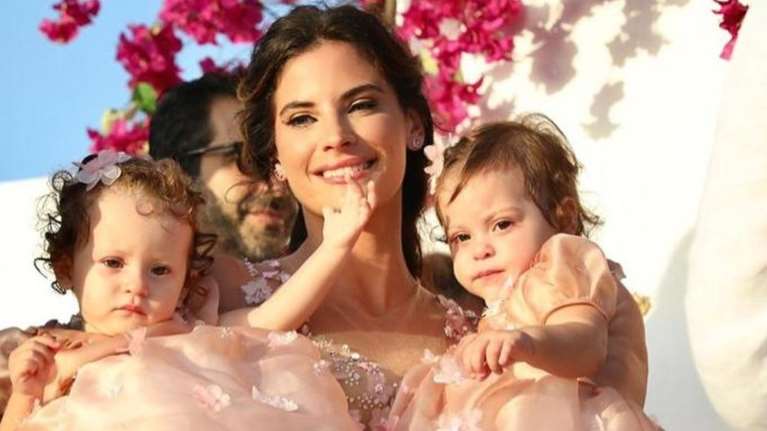 Μπόμπα - Τανιμανίδης: Οι δίδυμες κάνουν yoga μέσα στο τεράστιο playroom τους με θέα στον κήπο