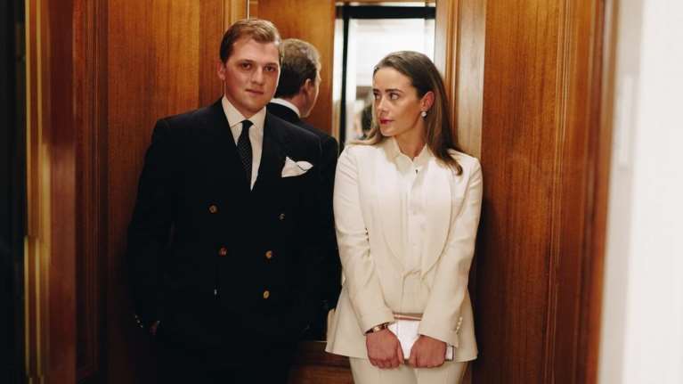 Αριστοκρατικός γάμος στον Λευκό Οίκο: Η 28χρονη εγγονή του Μπάιντεν και ο δικηγόρος σύντροφός της [εικόνες, βίντεο]