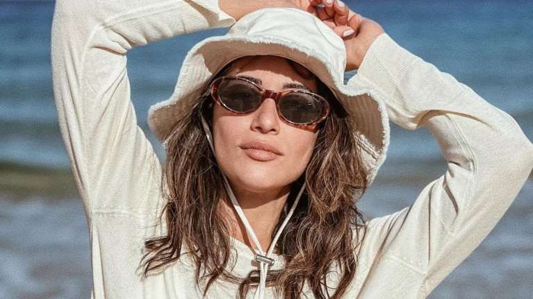 The Goddess: Η Ευγενία Σαμαρά ποζάρει με λευκό μπικίνι στο πρώτο της μπάνιο στη Σέριφο [εικόνες]