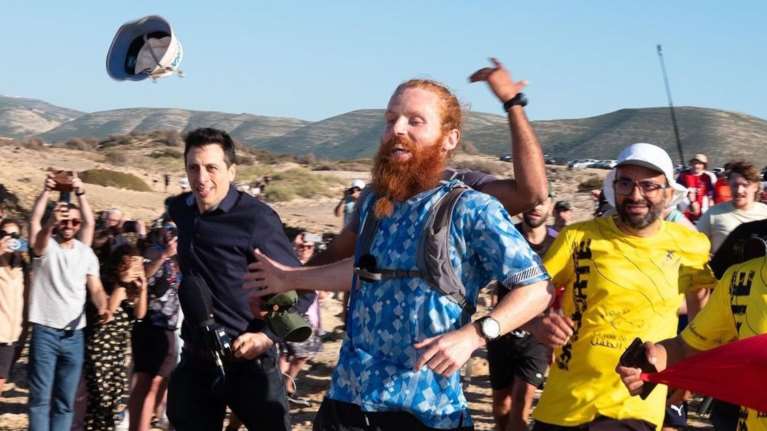 Ετρεξε από τη μία άκρη έως την άλλη της Αφρικής, απόσταση ίση με 379 μαραθώνιους- Χάθηκε, τον λήστεψαν αλλά τερμάτισε