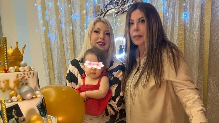 Η Άντζελα Δημητρίου έκλεισε τα 70 και το γιόρτασε μαζί με κόρη και εγγονή - Η  εντυπωσιακή τούρτα με τις επιτυχίες της