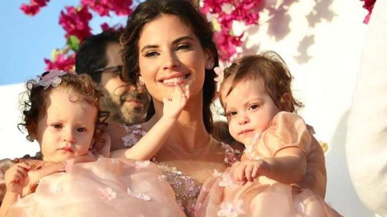 Χριστίνα Μπόμπα: Το εντυπωσιακό φόρεμα με τα σολέιγ που φόρεσε η μητέρα της στη βάφτιση των διδύμων