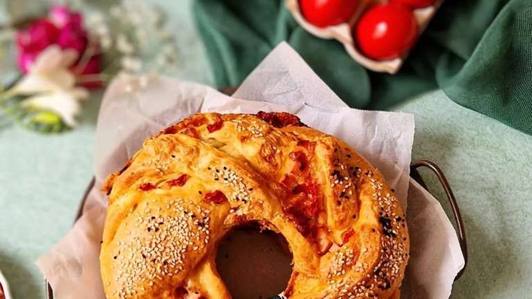 Τοπ ορεκτικό για το πασχαλινό τραπέζι: Αλμυρή κουλούρα με τυριά, ζαμπόν, πιπεριές Φλωρίνης