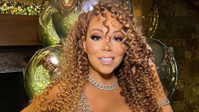 Λαμπερή η 55χρονη Μαράια Κάρεϊ: Εύχεται μια πληθωρική &quot;Καλή Χρονιά&quot; [εικόνες - βίντεο]