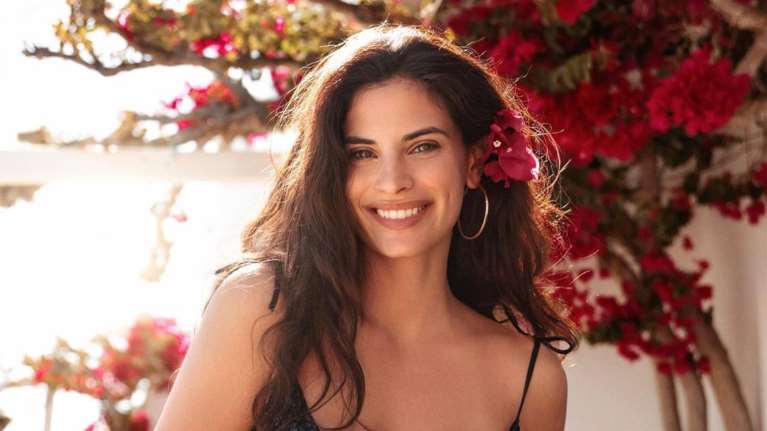 Χριστίνα Μπόμπα: Ποζάρει με μπικίνι με παγιέτες στην αυλή του κυκλαδίτικου σπιτιού της στην Αντίπαρο