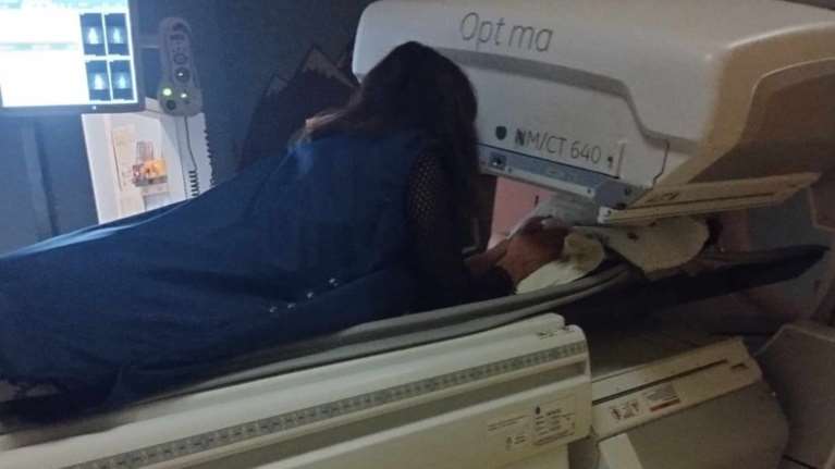 Συγκινεί ακτινολόγος του Παίδων - Μπήκε στον αξονικό τομογράφο μαζί με εγκαταλελειμμένο βρέφος [εικόνα]