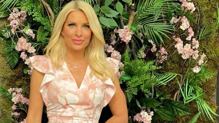 Η Ελένη Μενεγάκη στις διακοπές της, με τη μικρή Μαρίνα - Περπατούν πιασμένες χέρι-χέρι [εικόνα]